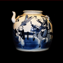 Pot à vin de la famille Blanc Bleu, avec motif d’enfant chevauchant Chi Ling