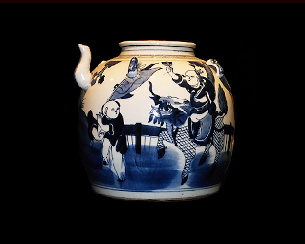 Pot à vin de la famille Blanc Bleu, avec motif d’enfant chevauchant Chi Ling
