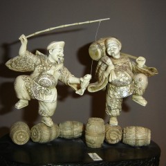 Sculpture 2 pêcheurs représentant la joie de la richesse en ivoire de mammouth