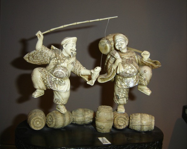 Sculpture 2 pêcheurs représentant la joie de la richesse en ivoire de mammouth