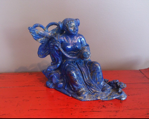 Sculpture en lapis lazuli: la jeune femme au papillon