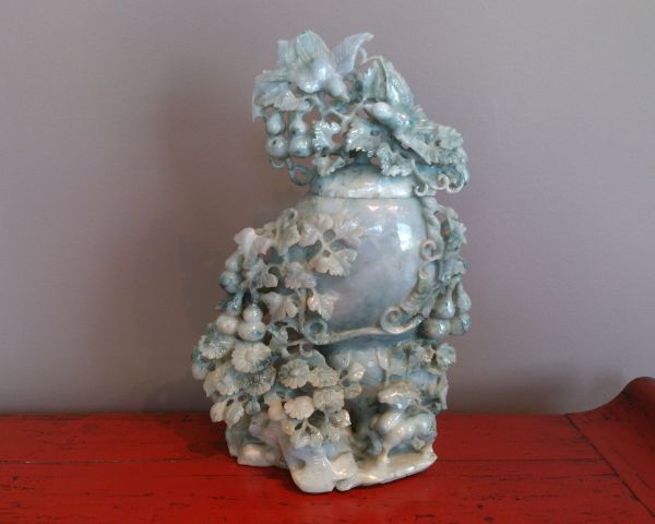 Sculpture vase en jade de birman.
