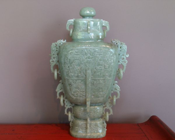 Vase sculpté d’un seul bloc de jade, décoré de salamandres et anses avec anneau