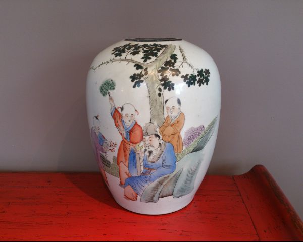 Vase en porcelaine polychrome “le maître et ses disciples”