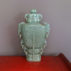 Vase sculpté d’un seul bloc de jade, décoré de salamandres et anses avec anneau