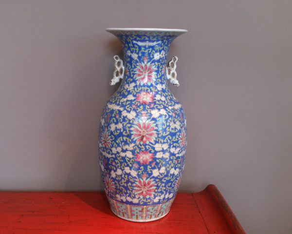 Vase en porcelaine “lotus et longue vie”