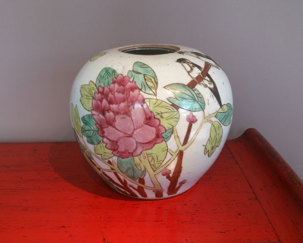 Vase en porcelaine décoré d’oiseaux et de pivoines en fleur