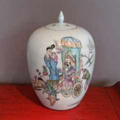 Vase en porcelaine polychrome “la visite du mandarin”