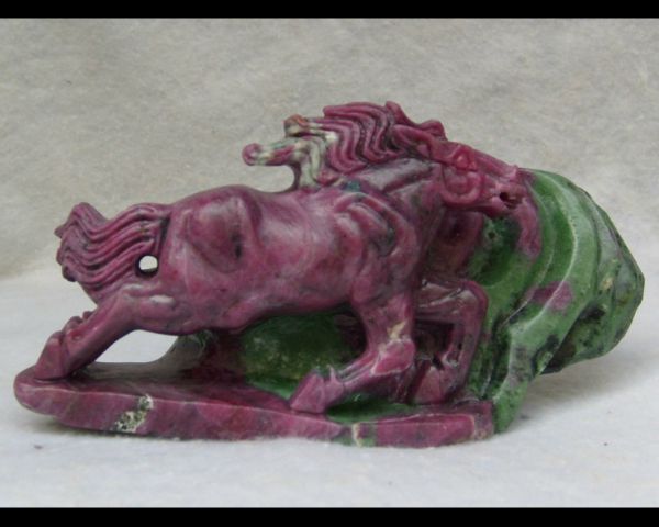 Sculpture  cheval en zoisite rubis