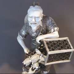 Sculpture  ivoire de mammouth: pêcheur avec tortues poissons grenouilles ivoire mammouth