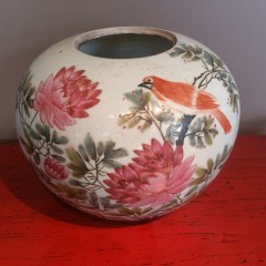 Pot en porcelaine décoré d’un oiseau sur des fleurs roses