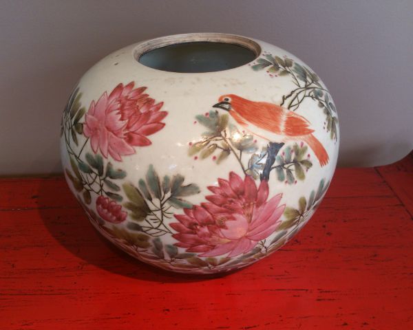 Pot en porcelaine décoré d’un oiseau sur des fleurs roses