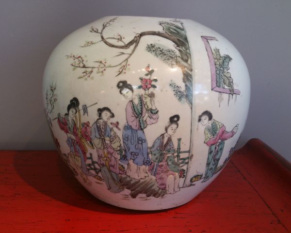 Vase porcelaine polychrome scène de courtisanes dans le jardin
