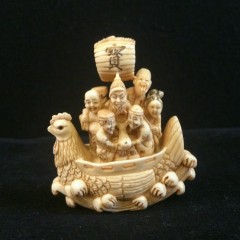 7 divinités sur le bateau de trésor en forme de coq, netsuke en ivoire de mammouth