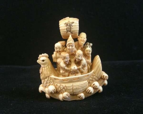 7 divinités sur le bateau de trésor en forme de coq, netsuke en ivoire de mammouth