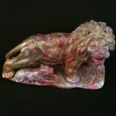 Lion protégeant son lionceau, sculpture en zoisite rubis