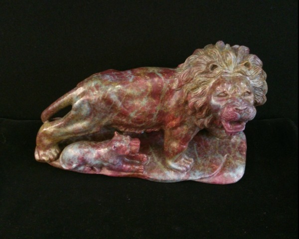 Lion protégeant son lionceau, sculpture en zoisite rubis