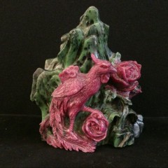 Phénix aux roses devant un rocher, sculpture en zoisite rubis