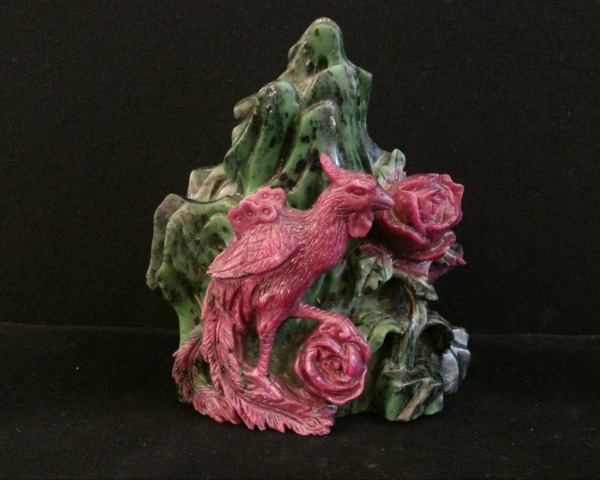 Phénix aux roses devant un rocher, sculpture en zoisite rubis