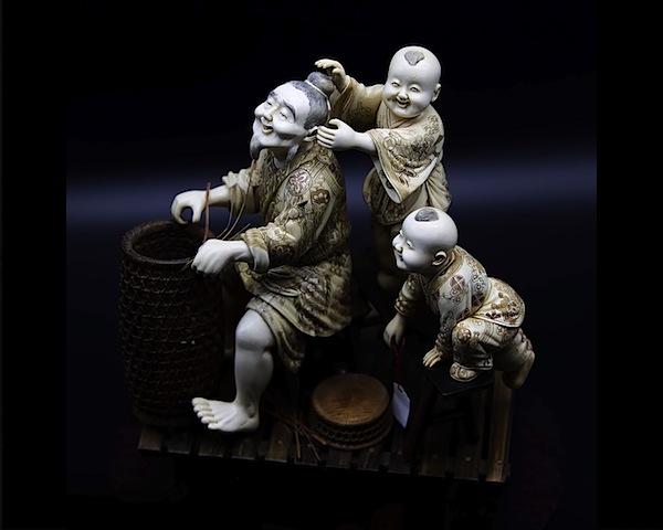 Le tresseur de panier et ses 2 enfants – ivoire de mammouth