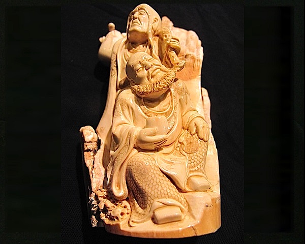 Les 2 moines itinérants – sculpture en ivoire de mammouth