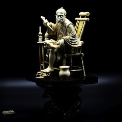 Un fumeur d’opium sur sa chaise – ivoire de mammouth